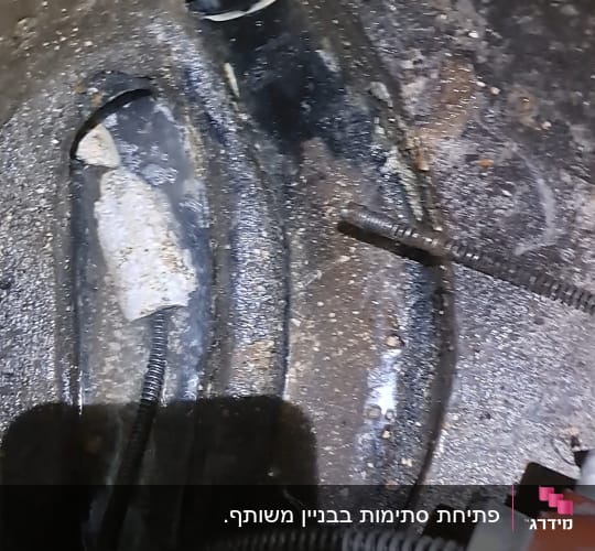 כלי עבודה לפתיחת סתימות בצנרת